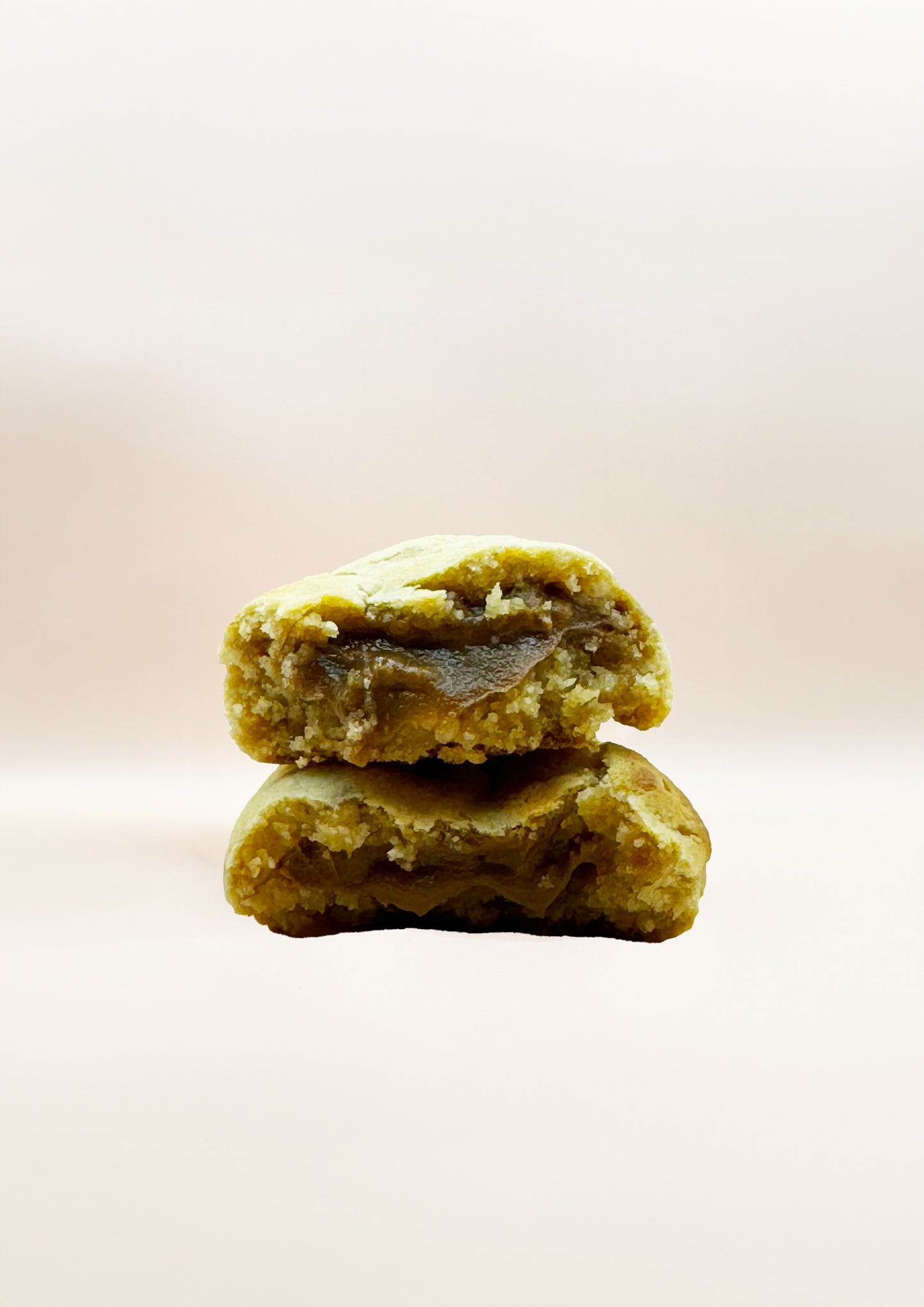 Dulce de leche with salted caramel crisps cookie